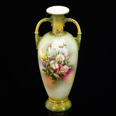 купить Ваза в стиле ар-нуво с цветочным декором на тулове и фигурными ручками, фаянс, крытье, роспись, деколь, золочение, Европа, 1900-1930 гг.