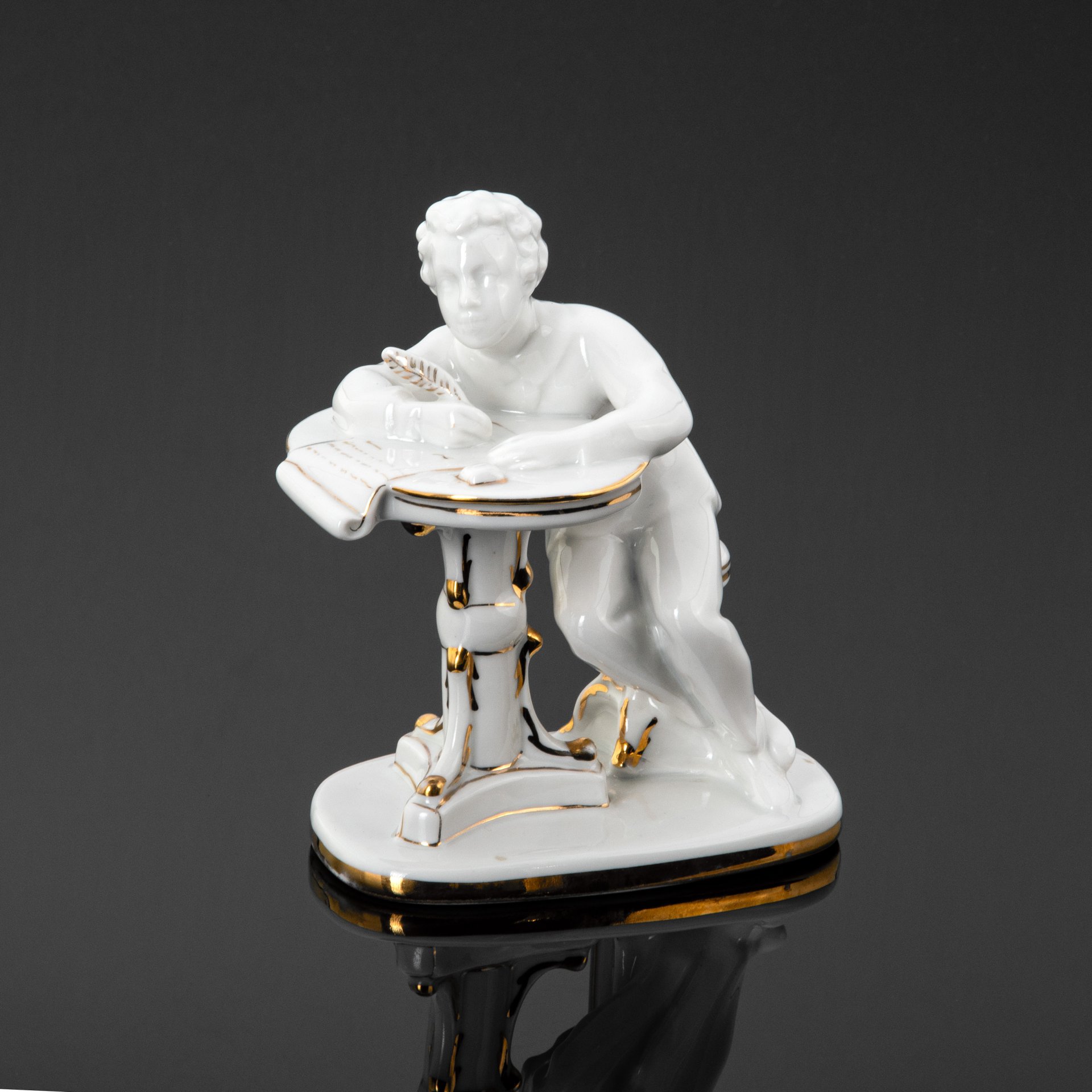 Статуэтка "Юный Пушкин", скульптор С.Б. Велихова, фарфор, золочение ...