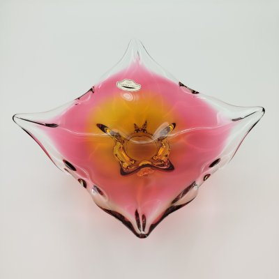 купить Ваза выполненная в форме бутона малинового оттенка с оранжевым подтоном, стекло, Bohemia Crystal (Bohemia Glass), Чехословакия, 1970-1990 гг.