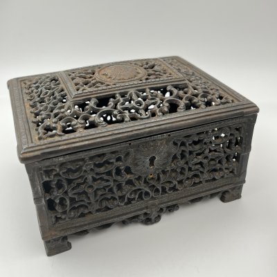 купить Шкатулка с ажурным декором, чугун, крашение, Каслинский чугунолитейный завод (Касли), СССР, 1954 г.