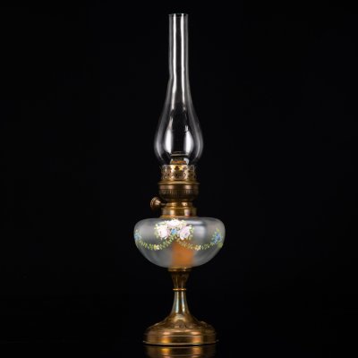 купить Лампа керосиновая на высокой ножке с резервуаром, украшенным цветочными гирляндами, «Matador», 15 линий, «Erich & Graetz» (?), латунь, стекло, эмали, текстиль (фитиль), Германия, 1900-1920 гг.