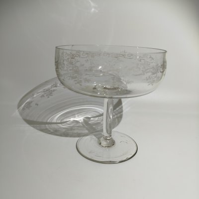 купить Конфетница на высокой ножке, декорированная растительным узором, стекло, гравировка, Российская империя, 1900-1915 гг.