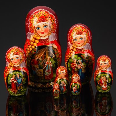 купить Матрешка "Влюбленные" (7 мест), автор росписи С.А. Лонченкова, дерево, лак, роспись, золочение, Российская Федерация, 2025 г.