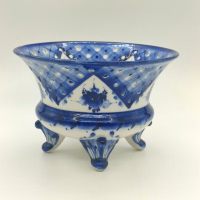 купить Сухарница с прорезным бортом и цветочным декором, авт. Рогов, Гжель, фарфор, роспись, Российская Федерация, 2000 г.