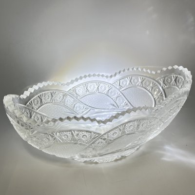 купить Большой салатник овальной формы с резным геометрическим декором, стекло, алмазная грань, СССР, 1970-1990 гг.