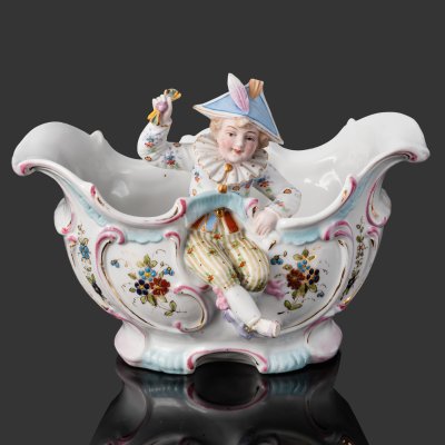 купить Кашпо с сидящим мальчиком, фарфор, роспись, золочение, Западная Европа, 1920-1950 гг.