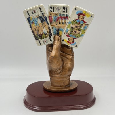 купить Статуэтка (скульптурная композиция) "Испытай удачу" (Рука игрока в карты), композитный материал, Европа, 1960-1970 гг.