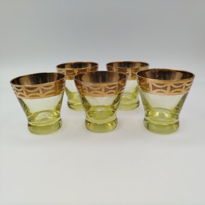 купить Набор из пяти стопок лимонно-жёлтого оттенка с золотистой каймой, стекло, золочение, СССР, 1970-1990 гг.