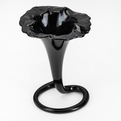 купить Ваза черного оттенка в виде цветка лилии, стекло, Европа, 1970-1990 гг.