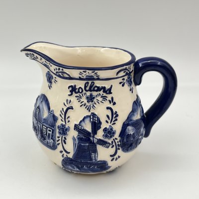 купить Молочник "Holland" с рельефным декором, фарфор, роспись, Нидерланды, 1980-2000 гг.