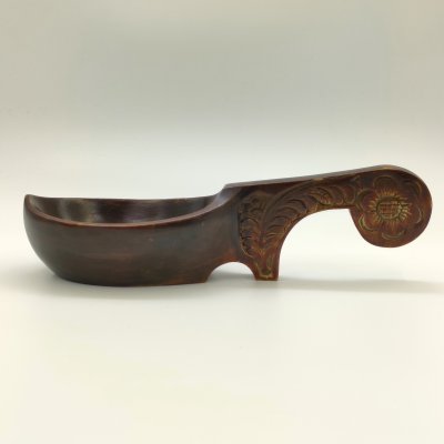 купить Ковш (черпак) в русском стиле, украшенный цветочным декором, дерево, резьба, лак, тонировка, СССР, 1970-1990 гг.