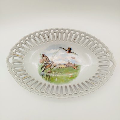 купить Сухарница овальной формы с прорезным бортом, украшенная изображением пейзажа и птиц, фарфор, деколь, золочение, Западная Европа, 1900-1930 гг.