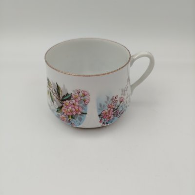 купить Чашка с расширяющимися книзу туловом и нежным цветочным декором, фарфор, деколь, роспись, золочение, Товарищество М.С. Кузнецова, Российская империя, 1891-1917 гг.