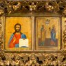 Купить Икона-диптих составная: "Господь Вседержитель" и "Святые апостолы Петр и Павел", в киоте с растительным декором, дерево, левкас, темпера, золочение, цировка, стекло, Российская империя, 1890-1915 гг.