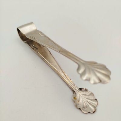 купить Щипцы для сахара с рельефным декором, мНЦ (медь-никель-цинк), Кольчугинский завод цветных металлов, СССР, 1970-1990 гг.