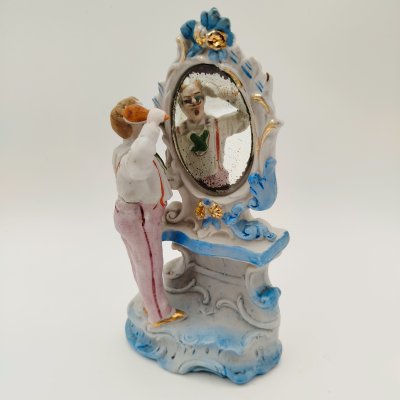 купить Статуэтка "Мужской утренний туалет", бисквит, роспись, золочение, зеркало, Западная Европа, 1960-1980 гг.