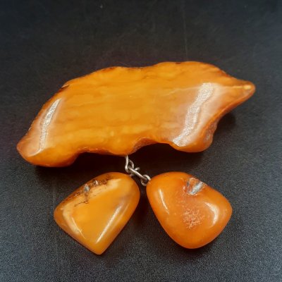 купить Брошь оригинальной формы с двумя подвесными элементами, янтарь, латунь, СССР, 1970-1990 гг.