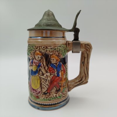 купить Кружка пивная миниатюрная, украшенная изображением парочки в саду, керамика, рельеф. крышка - сплав металлов, Европа, 1960-1990 гг.