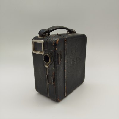 купить Кинокамера Pathe "Motocamera"? тип пленки 9,5 мм, металл, сафьяновая кожа, металл, Франция, 1927-1939 гг.