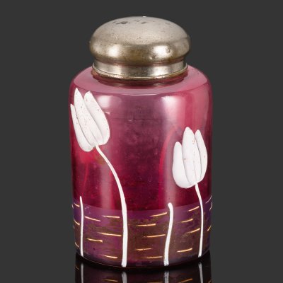 купить Чайница с туловом из клюквенного стекла, декорированным стилизованным изображением водяных лилий, стекло, роспись эмалевыми красками, металл, Российская империя, 1890-1915 гг.