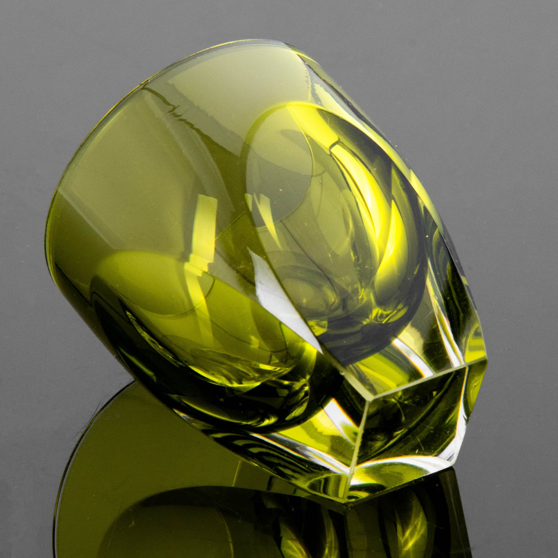 Стопка жёлто-зелёного цвета, автор формы Яновская Е.В, стекло ...