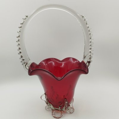 купить Вазочка-конфетница в форме корзинки красного цвета с фигурными элементами, стекло, гутная техника, СССР, 1960-1980 гг.