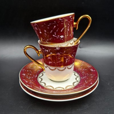 купить Набор из двух чайно-кофейных пар бордового цвета с декором в виде гирлянд, фарфор, крытье, люстр, золочение, Чехословакия, 1970-1990 гг.