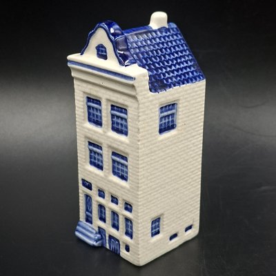 купить Статуэтка (сувенир) в виде домика в Амстердаме, фирма "Elesva", с логотипом компании "Albatros", фарфор, роспись, Нидерланды, 1999 г.