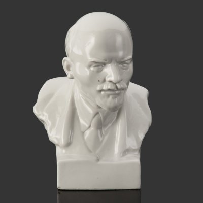 купить Бюст настольный «Владимир Ильич Ленин» с дарственной надписью отличнику боевой и политической подготовки Карасеву Н.М., скульптор Н.В. Томский, фарфор, глазурь, золочение, Ленинградский фарфоровый завод (ЛФЗ), СССР, 1945-1950 гг.