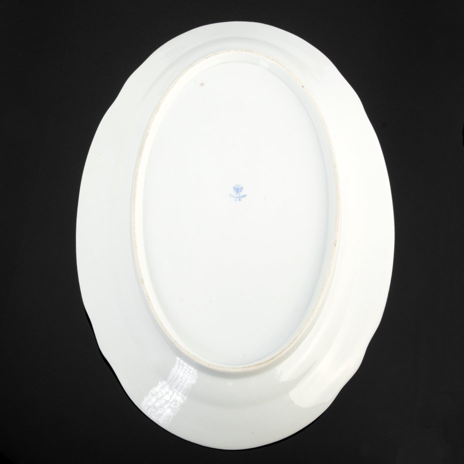 Блюдо с фигурным бортом, украшенное цветочным декором, фарфор, деколь с ...