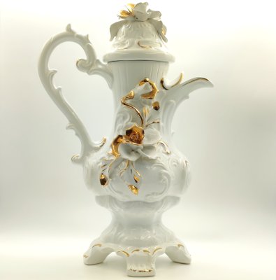купить Кувшин (чайник) декоративный изящной формы, украшенный объемным цветочным декором, фаянс, налепы, золочение, Capodimonte (Каподимонте), Италия, 1960-1990 гг.