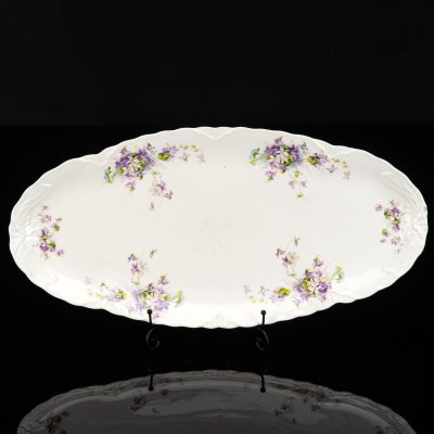 купить Блюдо сервировочное с фигурным бортом, украшенное цветочным декором, фарфор, деколь, Российская империя, 1890-1917 гг.