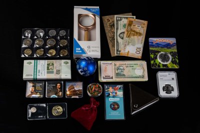 купить Новогодний набор 2025 из 207 предметов (92 монеты, 1 жетон и 111 банкнот) + аксессуары и сувениры. В подарочной упаковке. Полный состав в описании.