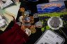 Купить Новогодний набор 2025 из 207 предметов (92 монеты, 1 жетон  и 111 банкнот) + аксессуары и сувениры. В подарочной упаковке. Полный состав в описании.