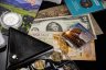 Купить Новогодний набор 2025 из 207 предметов (92 монеты, 1 жетон  и 111 банкнот) + аксессуары и сувениры. В подарочной упаковке. Полный состав в описании.