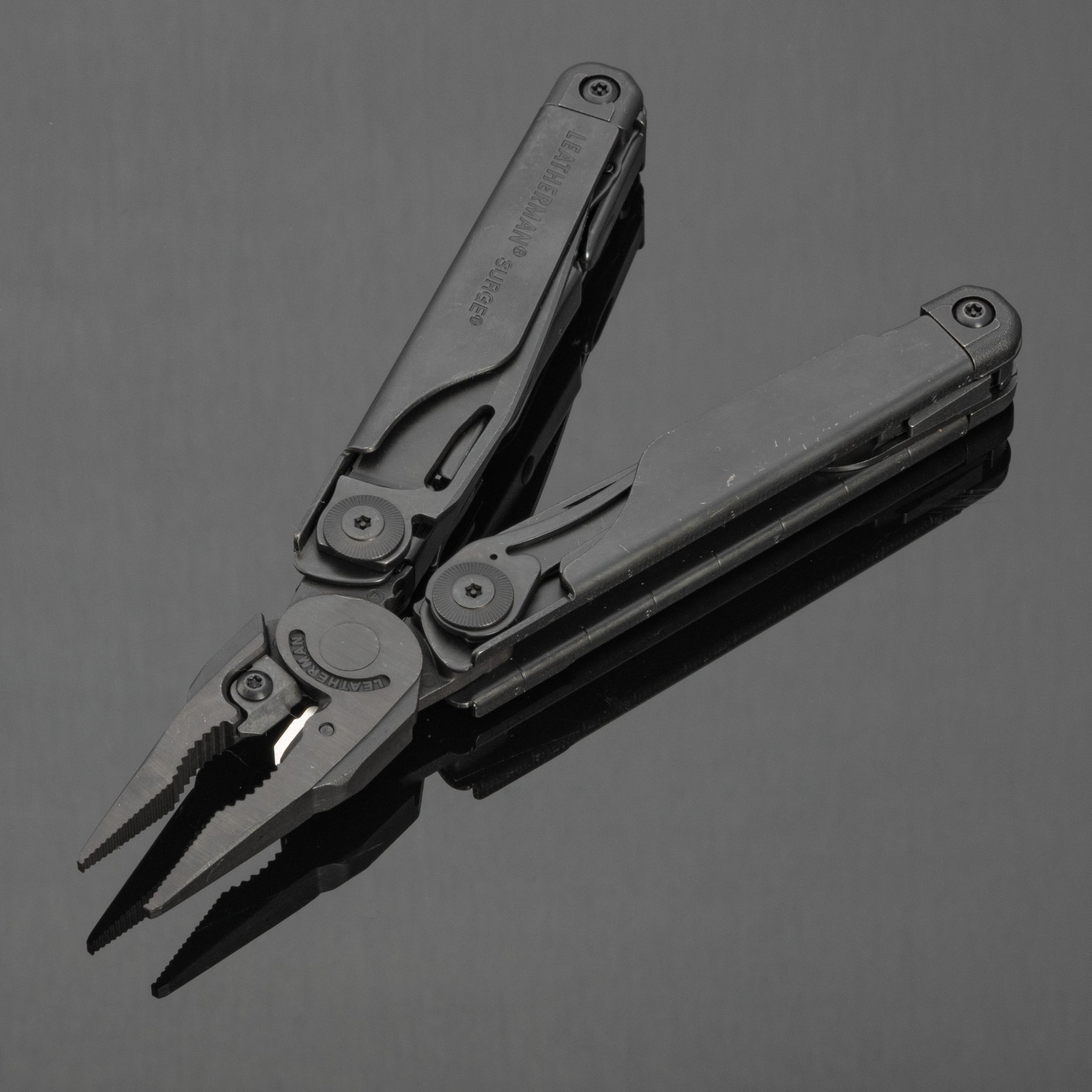 Мультитул Leatherman SURGE black, чехол нейлон Molle стоимостью 25402 руб.