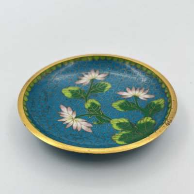 купить Розетка с цветочным декором на бирюзово-голубом узорчатом фоне с зеленой каймой, выполненная в технике клуазоне, латунь, перегородчатая эмаль, Китай, 1950-1980 гг.
