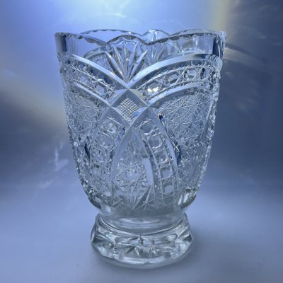 купить Ваза конической формы с фестончатым краем, на низкой широкой ножке, с декором в виде дуг и "камней", авторы Е.В. Яновская и В.И. Тумский (предположительно), хрусталь, алмазная грань, Ленинградский завод художественного стекла (ЛЗХС), СССР, 1950-1960 гг.