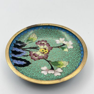 купить Розетка с цветочным декором на зеленом узорчатом фоне с голубой каймой, выполненная в технике клуазоне, латунь, перегородчатая эмаль, Китай, 1950-1980 гг.