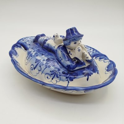 купить Масленка "Пастушок с дудочкой", авт. Акулова, Гжель, фарфор, роспись, Россия, 1990-2015 гг.