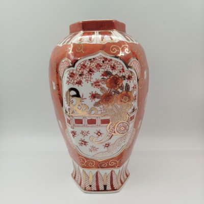 купить Ваза с шестигранным краем, украшенная экзотическим цветочным декором, фарфор, роспись, золочение, Китай, 1960-1980 гг.