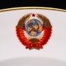 Купить Круглое блюдо из Кремлевского сервиза с гербом СССР, фарфор, роспись, золочение, Ленинградский фарфоровый завод (ЛФЗ), фарфор, роспись, золочение, Ленинградский фарфоровый завод (ЛФЗ), СССР, 1960-1980 гг.