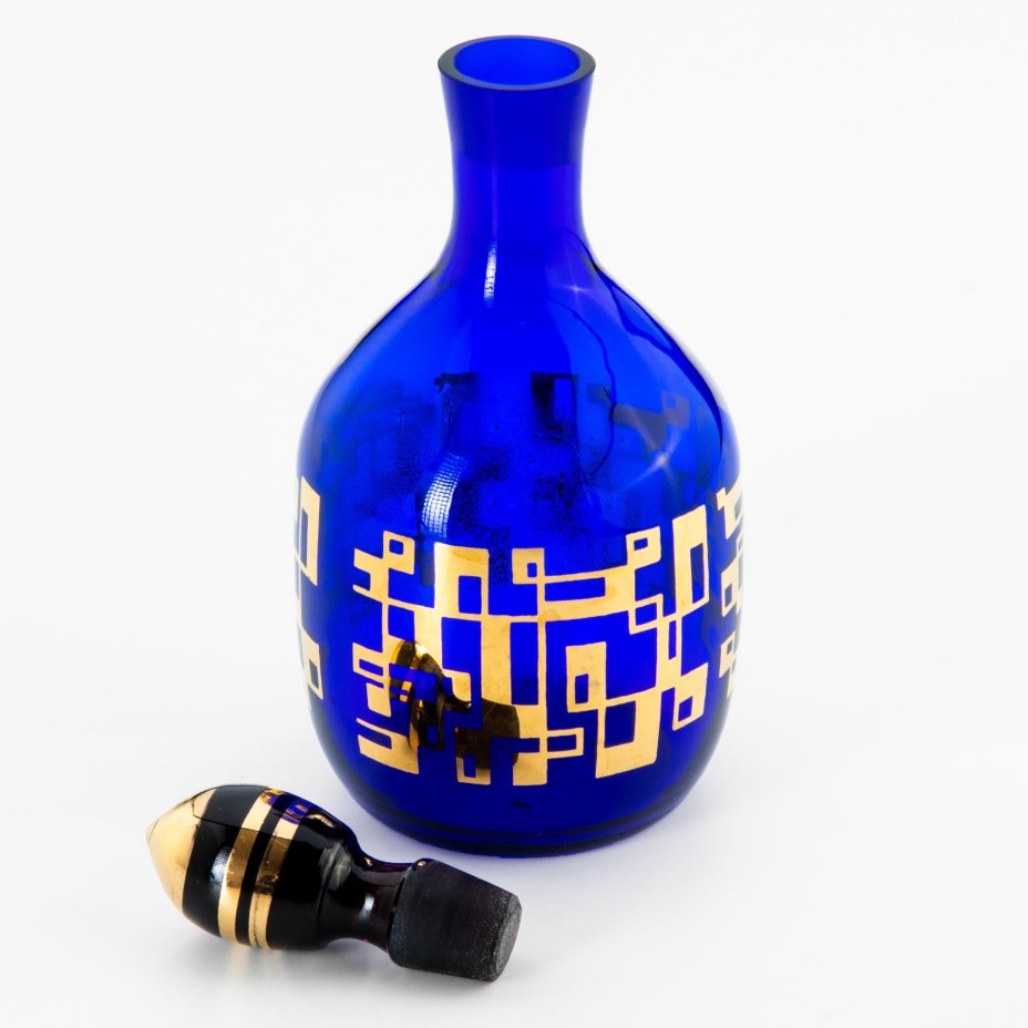 Штоф кобальтового цвета, украшенный золотым геометрическим узором ...