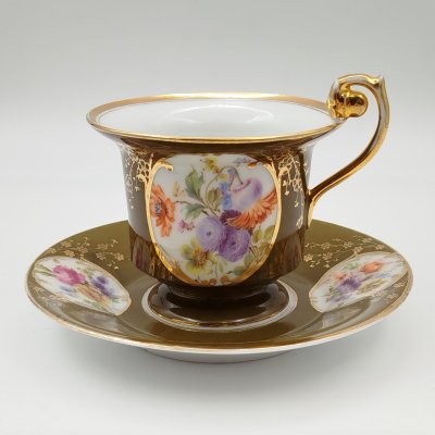 купить Пара чайная болотно-зеленого оттенка с цветочным декором в резервах, фарфор, крытье, деколь, золочение, Западная Европа, 1900-1950 гг.