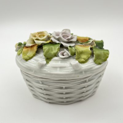 купить Шкатулка в форме плетенной корзинки, украшенная лепным цветочным декором, фарфор, барботин, Западная Европа, 1960-1980 гг.