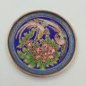 Купить Розетка (блюдце) на подставке с декором в виде райских птиц и пионом на кобальтовом фоне, выполненная в технике клуазоне, латунь, эмаль, дерево (подставка), Китай, 1970-1990 гг.