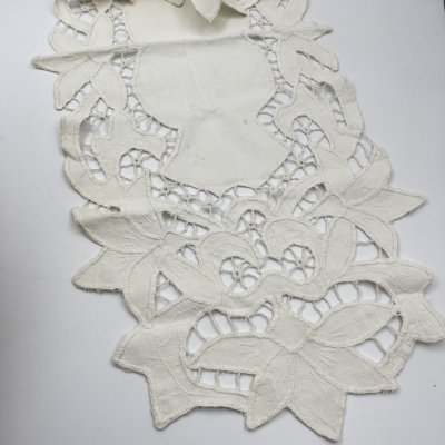 купить Салфетка-дорожка с цветочным мотивом, выполненная в технике ришелье, ткань, вышивка ришелье, машинное ткачество, ручная вышивка, Россия, 1920-1940 гг.