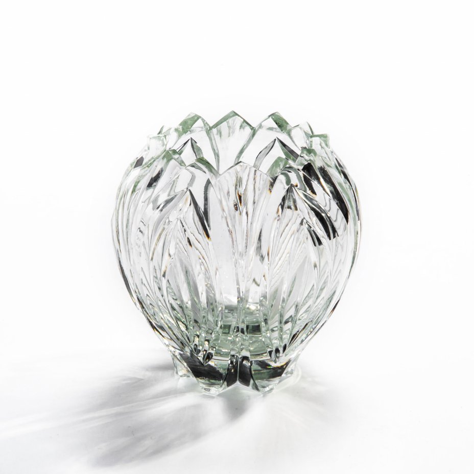 бриллианты и алмазы и кристаллы. цвет хрусталя. стеклянный бриллиант. хрусталь с алмазной гранью. грани алмаза.