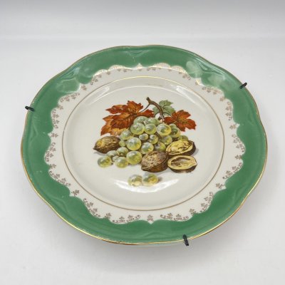 купить Тарелка настенная с изображением винограда и грецких орехов, фарфор, крытье, деколь, золочение, Рижский фарфорово-фаянсовый завод, СССР, 1953-1962 гг.