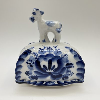 купить Маслёнка с крышкой, украшенной фигурной ручкой в виде коровы, автор Бидак, исполнитель Медина, фарфор, роспись, Объединение «Гжель», Россия, 2000-2010 гг.